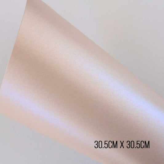 CARTULINA PERLADA LIGHT PINK 250 GR 30.5 cm x 30.5 cm (6 HOJAS)